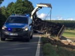 Ein Anhänger kippte am 12. September auf der B 252 bei Ernsthausen um.