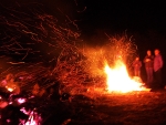 Ein Heckenbrand löste in Korbach kurz nach Mitternacht Feueralarm aus.