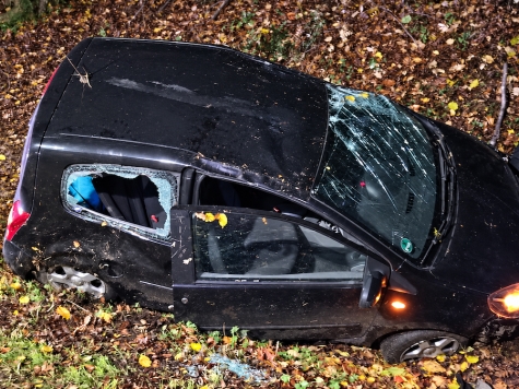 Auf der B 251 bei Eimelrod landete am 25. Oktober 2026 ein schwarzer Renault Twingo im Straßengraben.