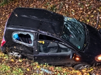 Auf der B 251 bei Eimelrod landete am 25. Oktober 2026 ein schwarzer Renault Twingo im Straßengraben.