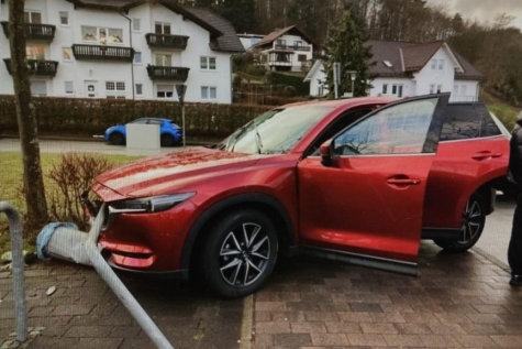 Nachdem die 16-jährige mit dem Mazda ein Geländer und einen Abfalleimer umgefahren hatte, war das Auto nicht mehr fahrbereit. 