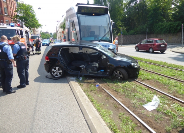 In Kassel ereignete sich am 11. Juni ein schwerer Unfall - Feuerwehr, Polizei und Rettungskräfte waren im Einsatz.