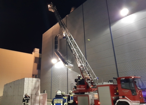 Ein Brand in einem Industriebetrieb in Giershagen hat in der Nacht zum 7. September etwa 50 Einsatzkräfte von Feuerwehr und Rettungsdienst gefordert.
