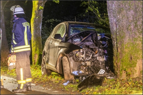 Der Fahrer dieses Wagens schwebt nach dem Unfall in Lebensgefahr, sein kleiner Sohn wurde schwer verletzt. 