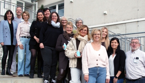 Die Fortbildungsteilnehmerinnen mit den Organisatoren (Olgu Sevinc, 4. v.l. und ganz rechts Robert Löckertz, beide Hygienefachkraft) und weitere Referenten. Links im Bild Anne Bülling, Geschäftsführerin, Dr. med. Oliver Schuppan, Ärztlicher Direktor und Silvia Vesper, Pflegedienstleiterin im Kreiskrankenhaus.
