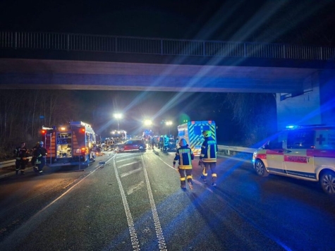 Feuerwehr befreite einen eingeklemmten Autofahrer mit Rettungsgerät.