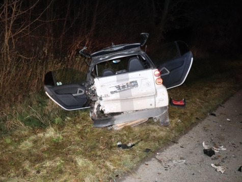 Zwei zerstörte Fahrzuge und drei schwerverletzte Personen sind das Ergebnis eines Auffahrunfalls auf der Bundesstraße 252