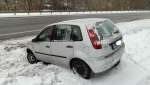 Auf der winterglatten Bundesstraße 252 zwischen Herzhausen und Thalitter verlor eine 30-jährige Autofahrerin am 6. Januar 2026 die Kontrolle über ihren Ford Fiesta.