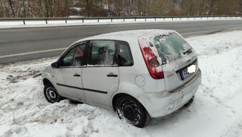 Auf der winterglatten Bundesstraße 252 zwischen Herzhausen und Thalitter verlor eine 30-jährige Autofahrerin am 6. Januar 2026 die Kontrolle über ihren Ford Fiesta.