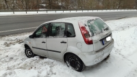 Auf der winterglatten Bundesstraße 252 zwischen Herzhausen und Thalitter verlor eine 30-jährige Autofahrerin am 6. Januar 2026 die Kontrolle über ihren Ford Fiesta.