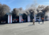 Eine Fahrzeughalle der Olsberger Feuerwehr stand am 13. September in Flammen - durch schnelles und koordiniertes Handeln konnte der Brand unter Kontrolle gebracht werden. Verletzt wurde niemand.