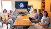 Fallbesprechung im Klinikum Waldeck-Frankenberg am Standort Frankenberg v. l.: Nadine Clemens (MFA im MVZ Frankenberg), Angelyna Getmantseva, Dr. med. Frank Büßecker (beide Vitos Klinik für Psychiatrie und Psychotherapie, Haina), Dr. med. Iwinska-Zelder (Radiologie Hessen), Dr. med. Wael Marouf (Sektionsleiter Neurologie, Frankenberg), Doctor-medic Atif Elatana (Oberarzt Neurologie, Frankenberg), Alketa Hasa (Funktionsoberärztin Innere Medizin).