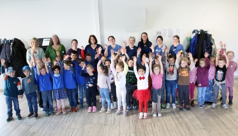 Die „Schulis“ aus Birkenbringhausen, Rennertehausen und Ernsthausen mit dem Team aus dem Krankenhaus. Hintere Reihe v. l.: Julia Weiss und Jutta Muth (Unternehmenskommunikation), Steffi Biebighäuser-Becker (MVZ), Katharina  Sommer, Vanessa Biedermann, Sabine Drössler und Janina Wickenhöfer (ZNA), Luise Vesper und Laura Fleck (FOS- Praktikantinnen)