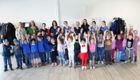 Die „Schulis“ aus Birkenbringhausen, Rennertehausen und Ernsthausen mit dem Team aus dem Krankenhaus. Hintere Reihe v. l.: Julia Weiss und Jutta Muth (Unternehmenskommunikation), Steffi Biebighäuser-Becker (MVZ), Katharina  Sommer, Vanessa Biedermann, Sabine Drössler und Janina Wickenhöfer (ZNA), Luise Vesper und Laura Fleck (FOS- Praktikantinnen)