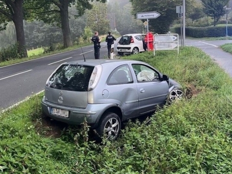 Bei dem Unfall am 12. September 2026 riss die Vorderachse des Opel Corsa vollständig ab.