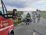 Die Feuerwehr Freienhagen und Sachsenhausen beim Einsatz zur Brandbekämpfung eines PKWs.