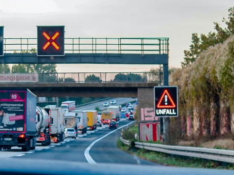 Auf der A 5 kam es am 18. März 2026 nach Missachtung des roten „X“ zu einem Unfall mit Rückstau.