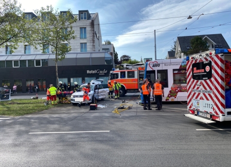 Auf der Frankfurter Straße in Kassel ereignete sich am Freitagmorgen (14. Juli 2023) gegen 8.45 Uhr ein Verkehrsunfall zwischen einer Straßenbahn und einem PKW.