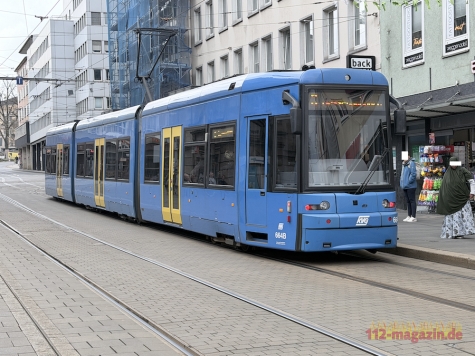 Nach einem Vorfall in einer Straßenbahn in Kassel nahm die Polizei zwei Männer an der Haltestelle „Hegelsbergstraße“ fest.
