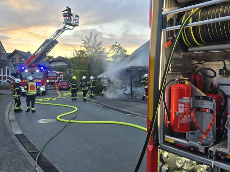 Ein Carport mit darunter abgestelltem Pkw stand am 27. September 2026 in der Eisenacher Straße in Vollbrand.