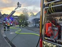 Ein Carport mit darunter abgestelltem Pkw stand am 27. September 2026 in der Eisenacher Straße in Vollbrand.