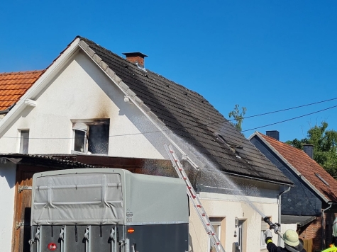Die Feuerwehr war rasch vor Ort und konnte ein Übergreifen der Flammen verhindern.