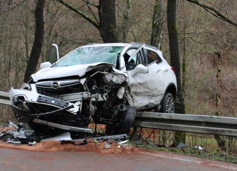 Zu einem schweren Verkehrsunfall kam am Samstagmittag auf der Bundesstraße 236 zwischen Osterfeld und Bromskirchen.