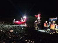 Feuerwehr und DLRG suchten am 3. September 2025 in der Dunkelheit nach der vermissten Person.