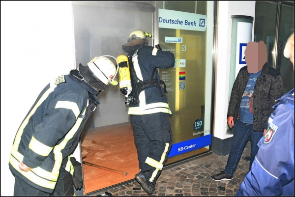 Nach dem Öffnen der Eingangstür führten Feuerwehrleute an der Deutschen Bank Messungen durch, um ein Gasgemisch im Gebäude auszuschließen.