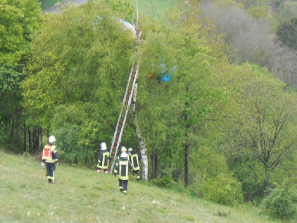 Bei Obermarsberg musste ein Gleitschirmflieger gerettet werden.