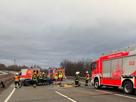 Die Feuerwehr der Stadt Kassel rückte am 16. Dezember 2024 zu einem Unfall auf der A 7 aus.