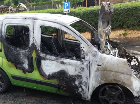 Dieser Fiat brannte am 1. Juni in Ober-Werbe komplett aus. Die Polizei geht von einem technischen Defekt aus. 
