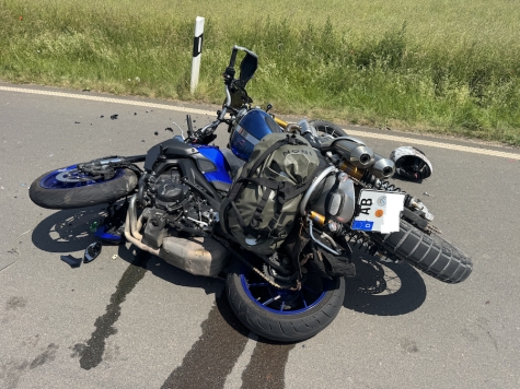 Zwei Motorräder prallten auf der K 25 bei Hof Lauterbach frontal zusammen – beide Fahrer wurden schwer verletzt.
