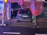Am 7. Dezember 2025 schoss ein Ford Fiesta nach einer Starthilfe in ein Geschäftshaus.