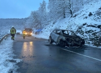 Zwischen den Diemelseer Ortsteilen Adorf und Flechtdorf ereignete sich am 28. November 2023 ein Frontalzusammenstoß - eines der Unfallfahrzeuge ging nach der Kollision in Flammen auf.