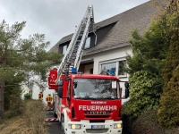 Gegen 13 Uhr wurde am Mittwoch (9. Februar) die Drehleiter zur Unterstützung des Löschzuges 2 bei einem Kaminbrand in Fischelbach alarmiert.