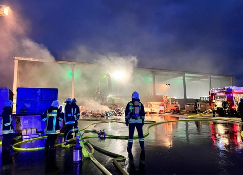 Um 3 Uhr alarmierte die Leitstelle Waldeck-Frankenberg die Feuerwehren Bad Wildungen und Braunau am Freitag in die Chattenstraße nach Bad Wildungen - dort war ein Brand in einem Entsorgungsbetrieb gemeldet worden.