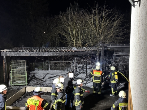 Feuerwehr im Einsatz: Zwei Traktoren und ein Ladewagen brennen nieder.