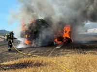 In der Feldgemarkung bei Albertshausen stand am 8. August 2026 ein Traktor mit angehängter Ballenpresse in Vollbrand.