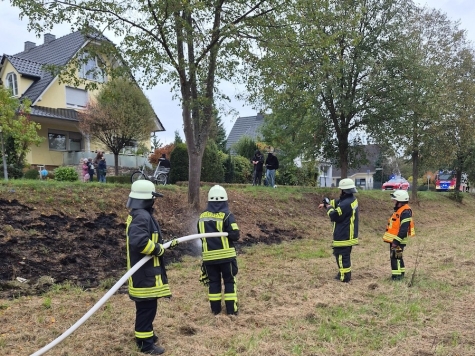 Am 4. Oktober 2025 arbeiteten etwa 20 Einsatzkräfte die Einsatzstelle ab; erforderlich waren Nachlöscharbeiten mit einem C-Rohr.