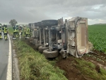 Ein mit Kies beladener Lastwagen kippte am 26. Oktober 2026 bei Drenke auf einem Feld um.