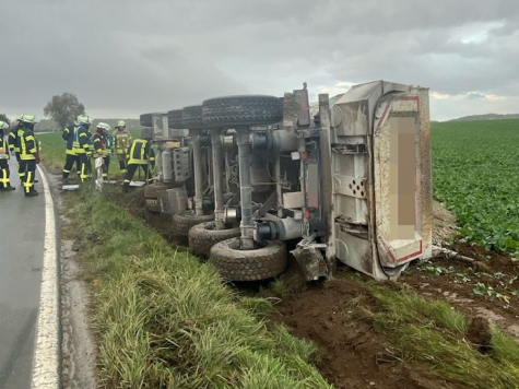 Ein mit Kies beladener Lastwagen kippte am 26. Oktober 2026 bei Drenke auf einem Feld um.