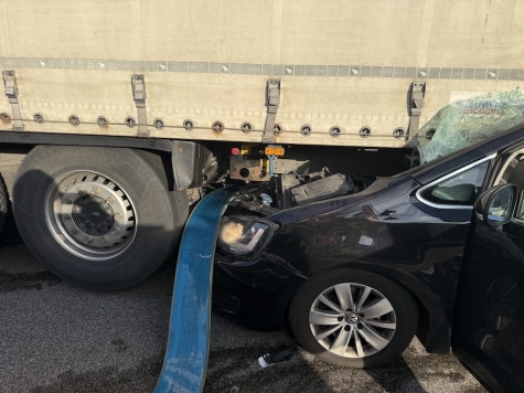 Am 22. Juli 2025 kam es auf der A 7 zwischen Guxhagen und dem Dreieck Kassel-Süd zu einem schweren Unfall mit einem VW und einem Sattelzug.