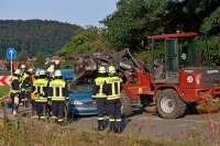 Nach einem Unfall zwischen Pkw und Radlader verlangte das Übungsdrehbuch eine schnelle und schonende Rettung der Verletzten bei großer Hitze.