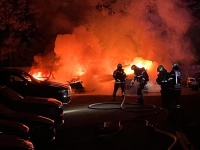 Drei Pkw standen auf dem Hinterhof einer Autohandlung in Paderborn am 7. August 2026 vollständig in Flammen.