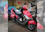 Die Polizei sucht den Besitzer dieses roten Motorrollers.