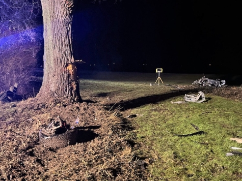 Tragödie in der Nacht. Zwei Männer sterben bei einem Unfall auf der Landesstraße.