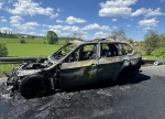 Der BMW X5 brannte auf der B 485 bei Braunau völlig aus.