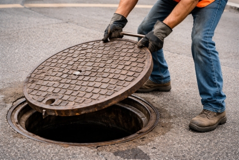 Ein ausgehobener Gullideckel lag am Straßenrand, die Polizei ermittelt wegen gefährlichen Eingriffs.