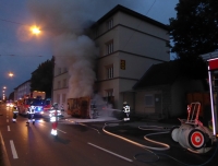 Schneller Einsatz der Berufsfeuerwehr Kassel verhinderte Brandausbreitung auf ein Wohnhaus